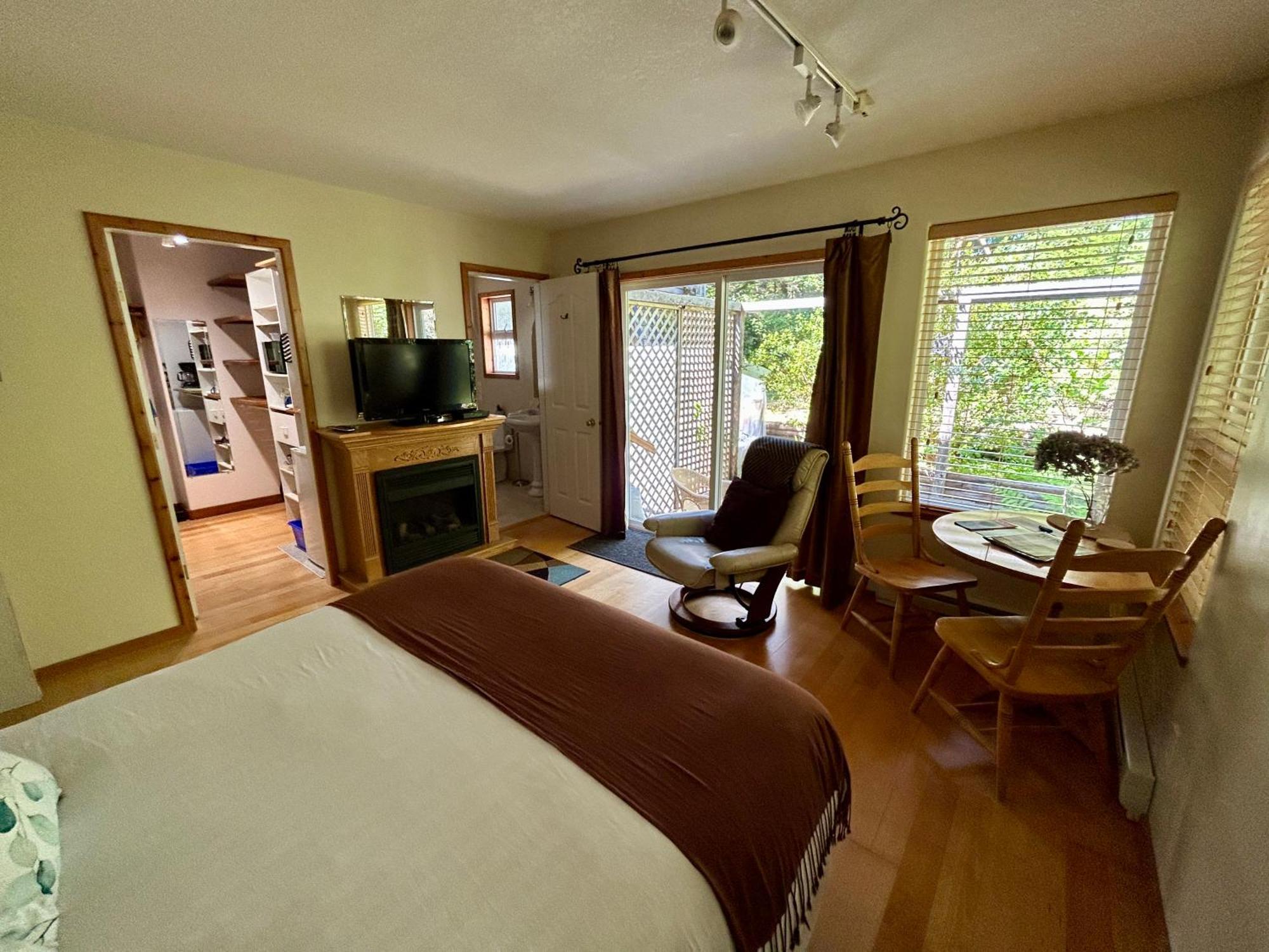 Cobble Wood And Bird Sanctuary Guest Houses Tofino Exteriér fotografie